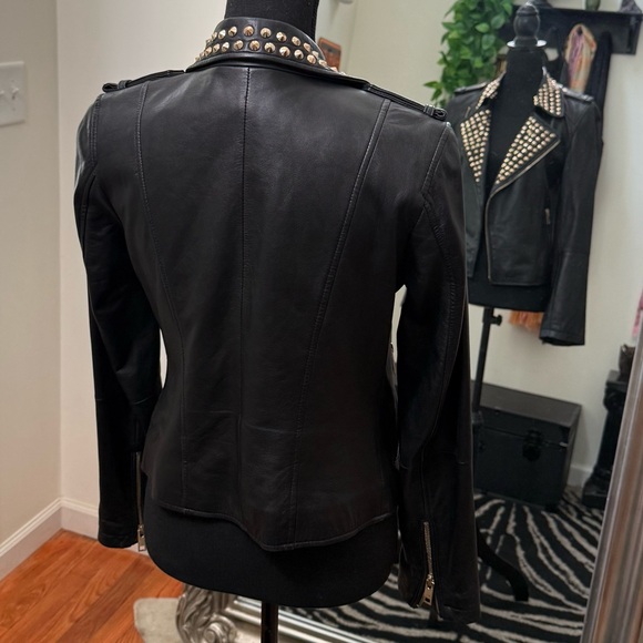 FOREVER 21 LEATHER STUDDED JACKET ♥︎
• RARE PIECE • GOLD SPIKES • QUALITY • - Picture 5 of 12
